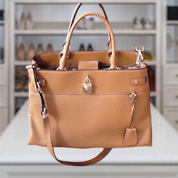 Michael Kors Handbags - NWT! Michael Kors New “Gramercy” LG Satchel